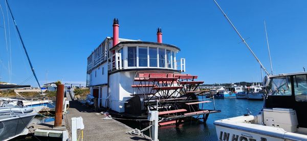 The Newport Belle, Riverboat Bed and Breakfast by null