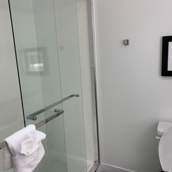 Hampton Inn Wilmington Downtown - Bathroom. - Hotels Near Me - Wilmington, North Carolina Hampton Inn Wilmington Downtown - Bathroom. - Hotels Near Me - Wilmington, North Carolina