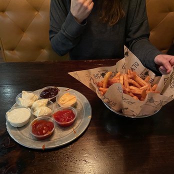 Black Sheep - It's all about the sauces - American Near Me - Springfield, Missouri