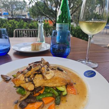 Simply Capri - Chicken and mushrooms - Italian Near Me - Winter Garden, Florida Simply Capri - Chicken and mushrooms - Italian Near Me - Winter Garden, Florida