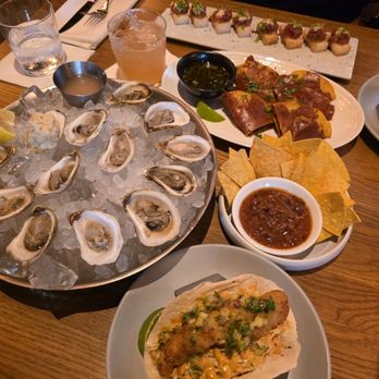 Earls Kitchen + Bar - Happy hour: oysters, fish tacos, crispy spicy ahi sushi bites, birria tacos - Cocktail Bars Near Me - Honolulu, Hawaii Earls Kitchen + Bar - Happy hour: oysters, fish tacos, crispy spicy ahi sushi bites, birria tacos - Cocktail Bars Near Me - Honolulu, Hawaii