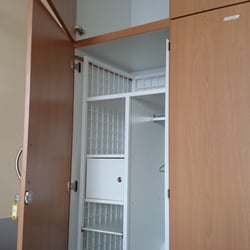 Uniklinik Operatives Zentrum - Kleiderschrank (ohne Kleiderbügel, kein Schlüssel für das Schließfach, kleiner Trolli(60cmx40cmx25cm) passt nicht hinein