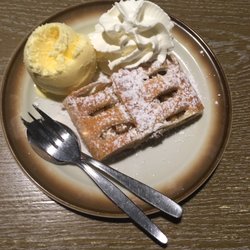 Gasthaus Kreuzer - apfelstrudel mit vanilla eis und schlagsahne