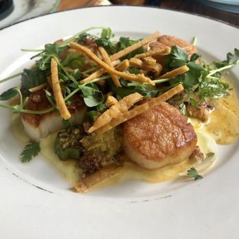 Odd Duck - Seared scallops, creamed corn, cajun sausage, succotash, salsa verde - American Near Me - Austin, Texas Odd Duck - Seared scallops, creamed corn, cajun sausage, succotash, salsa verde - American Near Me - Austin, Texas