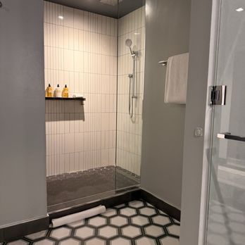 Thompson Dallas - Shower area - Hotels Near Me - Dallas, Texas Thompson Dallas - Shower area - Hotels Near Me - Dallas, Texas