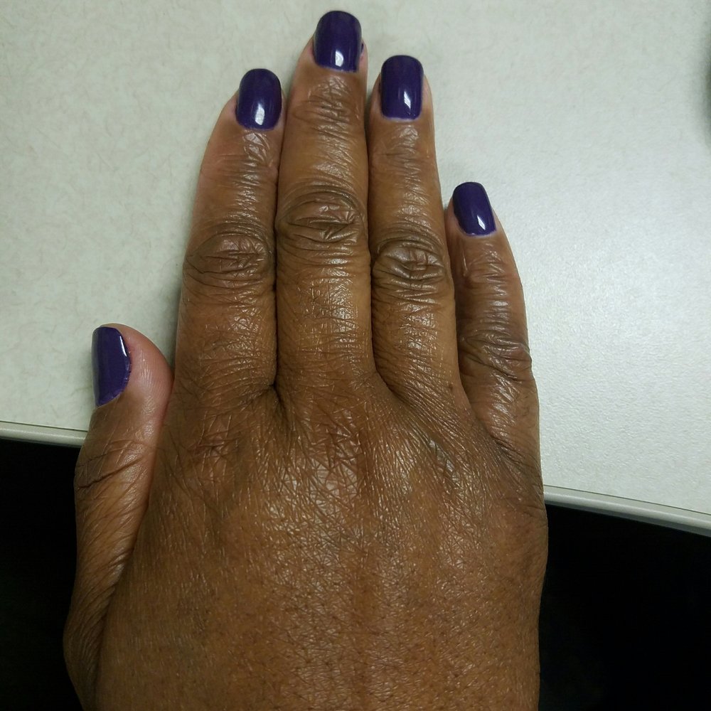 Beautiful gel manicure done by Mariahita.