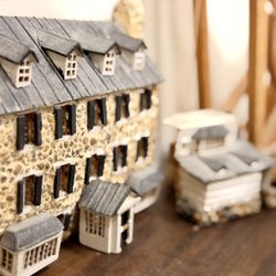 Helvey a Gregg, DDS Magt Cdt - Dr. Helvey's hand-crafted miniature model of Middleburg's historic Red Fox Inn.