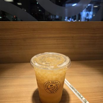 The Coffee Bean & Tea Leaf - close up of pineapple yuzu tea - Coffee & Tea Near Me - Honolulu, Hawaii