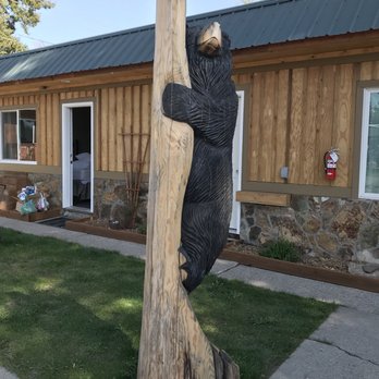 Evergreen Motel - Chainsaw artwork! - Hotels Near Me - Libby, Montana