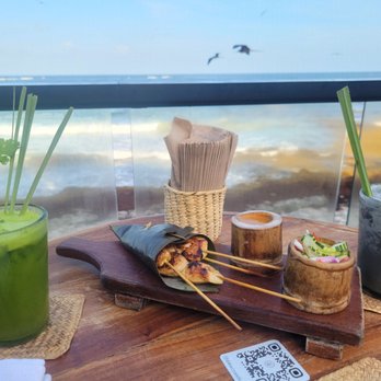 Restaurante Mezzanine - Chicken satay with Chaychi juice and Dark Knight smoothie. - Thai Near Me - Tulum, ROO