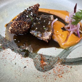 Cevicheria Pez - Tuna seared with sesame seeds, pumpkin purée, cilantro. - Peruvian Near Me - Munich, BY Cevicheria Pez - Tuna seared with sesame seeds, pumpkin purée, cilantro. - Peruvian Near Me - Munich, BY