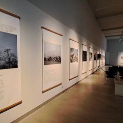 Museum Europäischer Kulturen - Blick in die Wechselausstellung "Splitter des Lebens -  Ein Ukraine-Tagebuch"