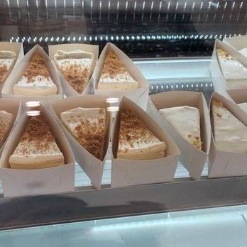 whaT’s More cake studio - Cake display case - Custom Cakes Near Me - Sunnyvale, California whaT’s More cake studio - Cake display case - Custom Cakes Near Me - Sunnyvale, California