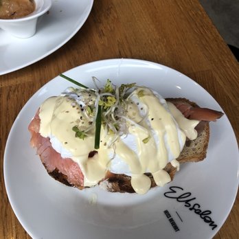 Elbsalon - Two poached eggs on sourdough with smoked salmon and hollandaise - Cafes Near Me - Dresden, SN