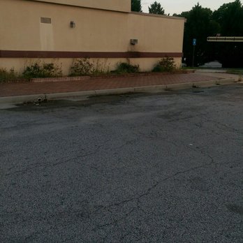 Burger King - Very unkempt & nasty on the exterior. I can only imagine what is going on inside. - Burgers Near Me - Fayetteville, Georgia