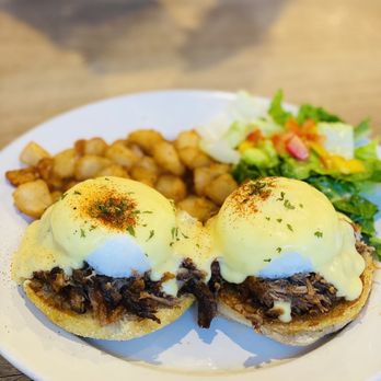 Aloha Kitchen - Eggs Benedict Eggs Benedict - Breakfast & Brunch Near Me - Honolulu, Hawaii