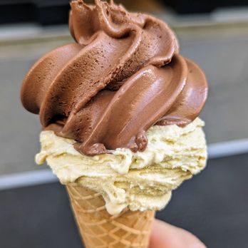 Conogelato - May 17, 2024; Cioccolato Fondente and Pistacchio (€3.50). - Ice Cream & Frozen Yogurt Near Me - Torino, TO