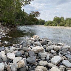 TroutChasers Lodge - Riverfront Gallatin