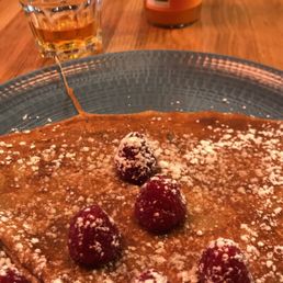 Nutella + framboise crêpe avec une boîte de jus de pomme! Nutella + framboise crêpe avec une boîte de jus de pomme!