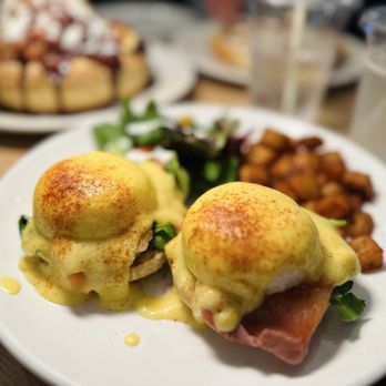 Aloha Kitchen - Smoked salmon Eggs Benedict - Breakfast & Brunch Near Me - Honolulu, Hawaii