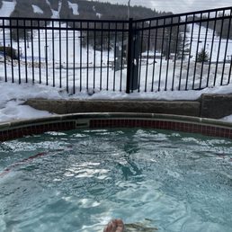 Outdoor Jacuzzi w view of slopes