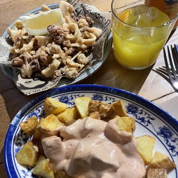 La Fresca - Patatas bravas y calamares - Tapas/Small Plates Near Me - Barcelona, B