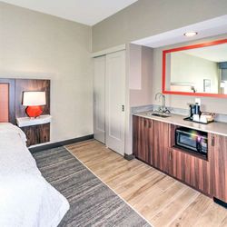 Hampton Inn by Hilton Ottawa - Guest room