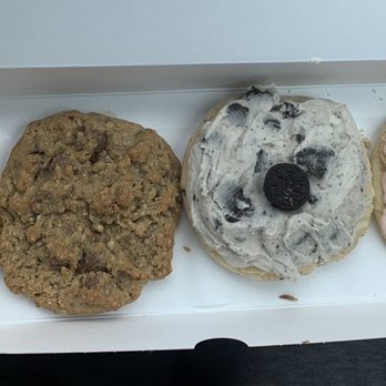 Crumbl - Sun Prairie - Cornbread, oatmeal chocolate chip, cookies and cream, frosted sugar - Bakeries Near Me - Sun Prairie, Wisconsin