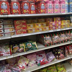 Nguyen Loi Oriental Supermarket - Some island faves but yet again no Arare (mochi crunch)