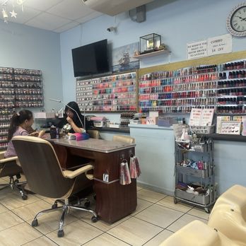Golden Nails - Nail Salons Near Me - Honolulu, Hawaii