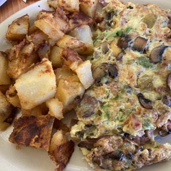 Diggery Inn - Miss Peggy omelette with home fries - Breakfast & Brunch Near Me - Oakland, California Diggery Inn - Miss Peggy omelette with home fries - Breakfast & Brunch Near Me - Oakland, California