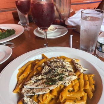 Moises Ristorante - Penne alla Vodka Dinner with chicken & red sangria - Italian Near Me - Bronx, New York