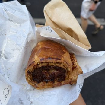 Borough Market - Sausage roll from The Ginger Pig - Farmers Market Near Me - London, XGL