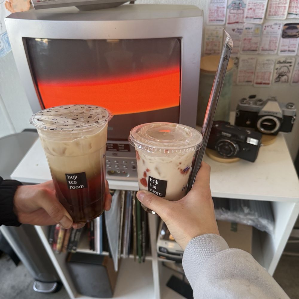 Hoji - 24 oz black milk tea (left) and 12 oz strawberry milk (right) - Bubble Tea Near Me - Redlands, California