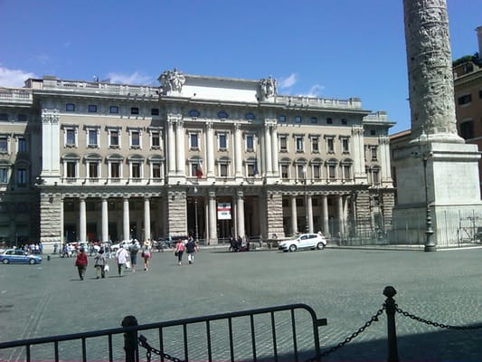 Piazza Colonna by null