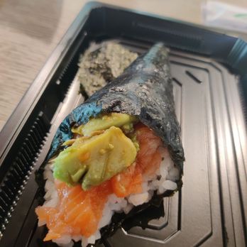 Currents - Salmon avocado hand roll - Sushi Bars Near Me - Honolulu, Hawaii