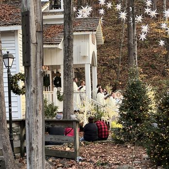 Dollywood - Carolers - Amusement Parks Near Me - Pigeon Forge, Tennessee Dollywood - Carolers - Amusement Parks Near Me - Pigeon Forge, Tennessee