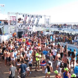 Groove Cruise - Dancing on deck