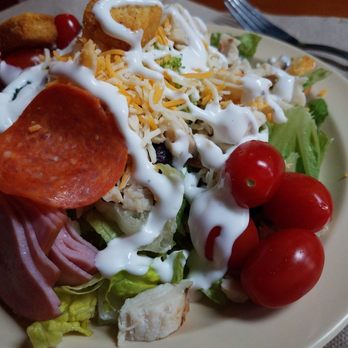 Pizza Twist - Buffet salad with chicken, pepperoni,  fresh tomatoes and more! - Pizza Near Me - Selma, California