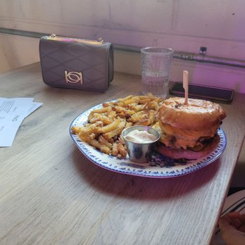 The Fed - Cheeseburger was good - New American Near Me - Clarkston, Michigan