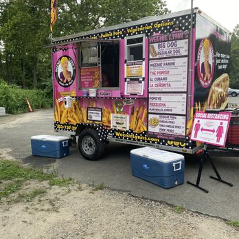 Weenie Lynn's - a food truck parked in a parking lot - Food Trucks Near Me Weenie Lynn's - a food truck parked in a parking lot - Food Trucks Near Me