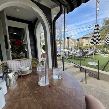 Josephine House - Outdoor seating. Seats on the front yard of the converted house! - American Near Me - Austin, Texas Josephine House - Outdoor seating. Seats on the front yard of the converted house! - American Near Me - Austin, Texas
