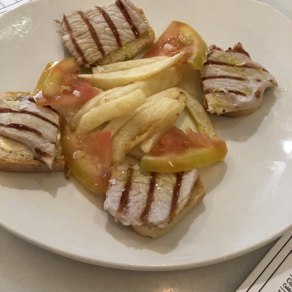 La Botillería - Tapas: pork with mayo and a side of fries and tomato - Spanish Near Me - Granada, GR