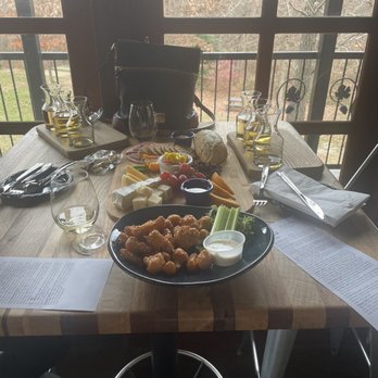 Ashton Creek Vineyard - We had 3 flights of dry white wines  excellent . cauliflower wings and a fruit , cheese and meat platter excellent - Wine Tasting Room Near Me - Chester, Virginia