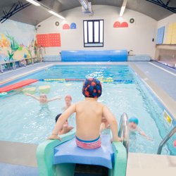 Club 2D Fitness Village - Piscina riscaldata dedicata ai piccoli che grazie all'aiuto di istruttori specializzati prendono dimestichezza con l'acqua.