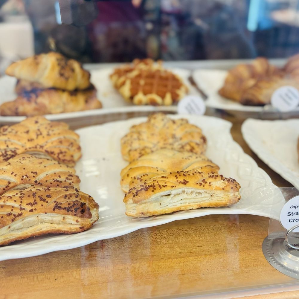 Café Montrose - Pastry display - Cafes Near Me - Glendale, California Café Montrose - Pastry display - Cafes Near Me - Glendale, California