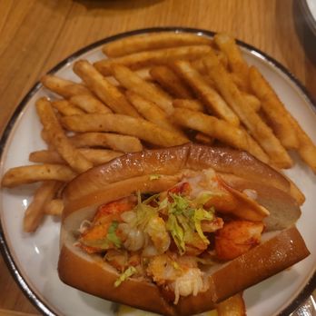 Pearlz Oyster Bar - Warm lobster roll - Seafood Near Me - Charleston, South Carolina
