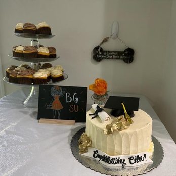 Elé Cake Company - Cupcakes where yellow cake and strawberry filling with cream cheese icing - Bakeries Near Me - Dayton, Ohio