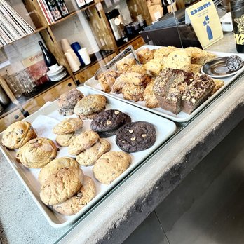 Paquebot Vieux Mtl - Baked goods and pastry display case YUM - Coffee & Tea Near Me - Montreal, Quebec Paquebot Vieux Mtl - Baked goods and pastry display case YUM - Coffee & Tea Near Me - Montreal, Quebec