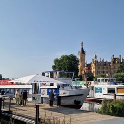 Weisse Flotte Fahrgastschiffahrt Schwerin - Anlegestelle und Schloss Schwerin
